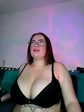 Snapshot of soofy__ chatting on March 29, 3:17 am soofy online show from March 29, 3:17 am