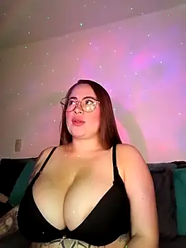 Snapshot of soofy__ chatting on April 19, 4:23 am soofy online show from April 19, 4:23 am