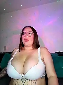 Snapshot of soofy__ chatting on May 5, 4:42 am soofy online show from May 5, 4:42 am