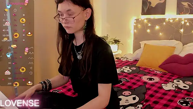 Snapshot of Emily_Strikeee chatting on February 22, 10:14 am Emily Strikeee online show from February 22, 10:14 am