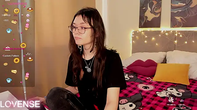 Snapshot of Emily_Strikeee chatting on February 25, 4:11 am Emily Strikeee online show from February 25, 4:11 am