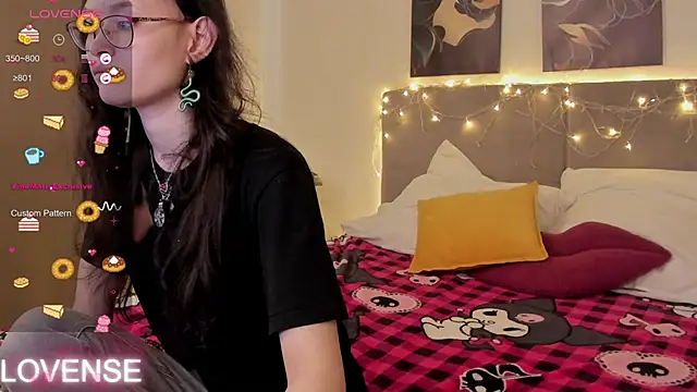 Snapshot of Emily_Strikeee chatting on March 9, 3:54 am Emily Strikeee online show from March 9, 3:54 am