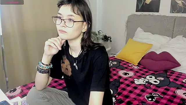 Snapshot of Emily_Strikeee chatting on March 19, 4:16 am Emily Strikeee online show from March 19, 4:16 am