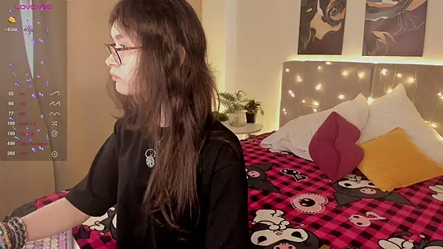 Snapshot of Emily_Strikeee chatting on April 1, 2:01 am Emily Strikeee online show from April 1, 2:01 am