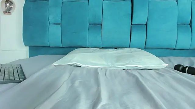 mia  fernandez online show from March 21, 7:06 pm