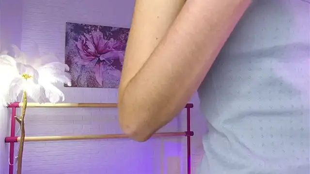 lylylovesyou online show from December 3, 5:42 am