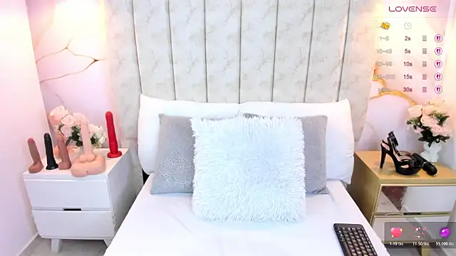 LauraSmith-01 online show from December 14, 6:45 pm