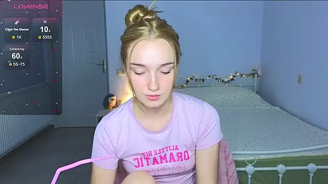 Wild Sophie  online show from October 4, 7:01 pm