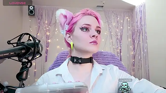 One Moment  online show from December 2, 3:37 am