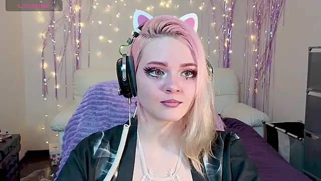 One Moment  online show from December 17, 6:53 pm