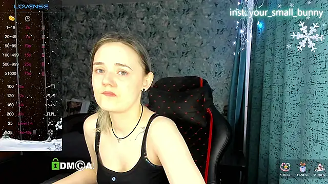 Snapshot of Your_small_bunny chatting on December 18, 3:01 am Your small bunny online show from December 18, 3:01 am