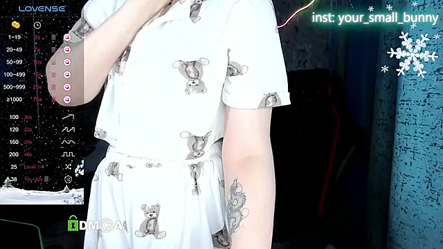 Snapshot of Your_small_bunny chatting on January 17, 1:32 am Your small bunny online show from January 17, 1:32 am