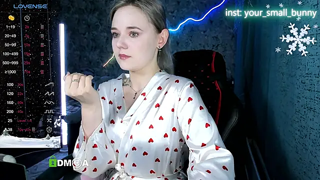 Snapshot of Your_small_bunny chatting on January 18, 2:04 am Your small bunny online show from January 18, 2:04 am