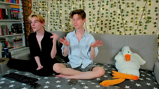 Snapshot of AndrewwCarter2 chatting on March 5, 8:27 pm AndrewwCarter2 online show from March 5, 8:27 pm