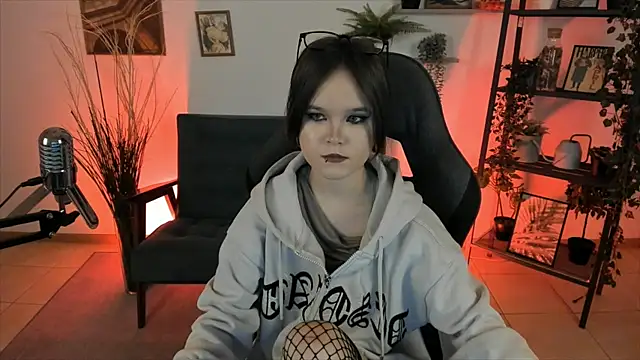 Snapshot of Elainebeness chatting on December 1, 8:42 pm Elainebeness online show from December 1, 8:42 pm