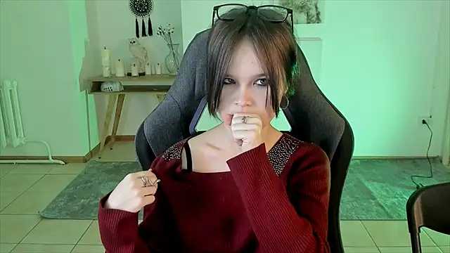 Snapshot of Elainebeness chatting on December 4, 9:18 am Elainebeness online show from December 4, 9:18 am