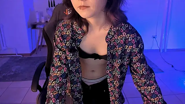 Snapshot of Elainebeness chatting on December 12, 12:27 am Elainebeness online show from December 12, 12:27 am