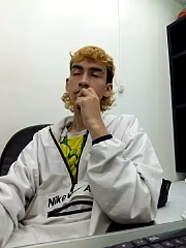 Snapshot of ttimy_x_boy chatting on March 17, 8:23 pm ttimy x boy online show from March 17, 8:23 pm