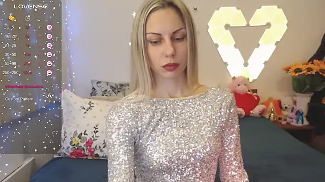 Snapshot of _Loves_ chatting on December 7, 10:39 pm Loves online show from December 7, 10:39 pm