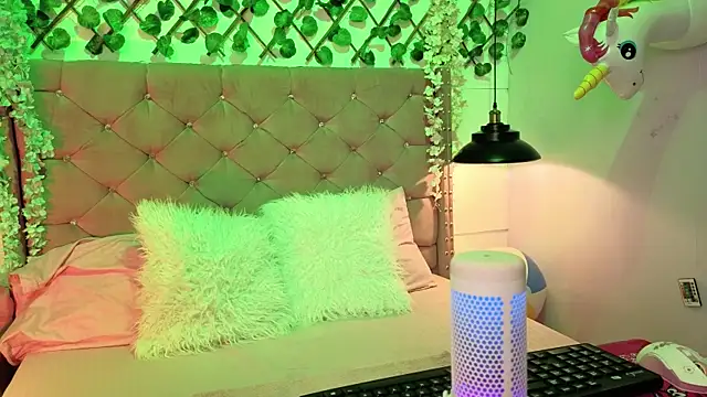 Snapshot of lauren_evans96 chatting on February 21, 3:18 am lauren evans96 online show from February 21, 3:18 am