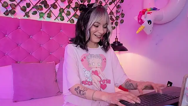 Snapshot of lauren_evans96 chatting on March 8, 3:54 am lauren evans96 online show from March 8, 3:54 am