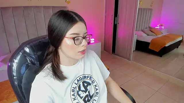 Charlotte Olsen  online show from May 19, 8:04 pm