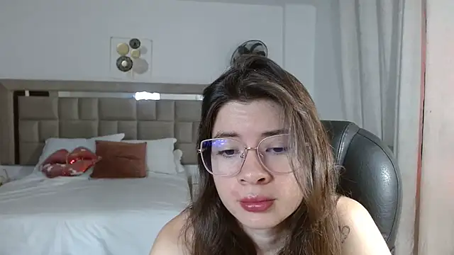 zoecruzz online show from December 22, 2:36 pm