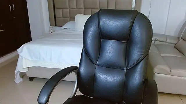 zoecruzz online show from March 6, 1:40 pm