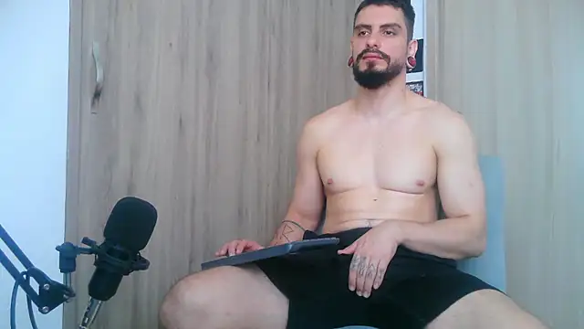 Snapshot of Aaron_kwok28 chatting on October 16, 6:20 pm Aaron kwok28 online show from October 16, 6:20 pm