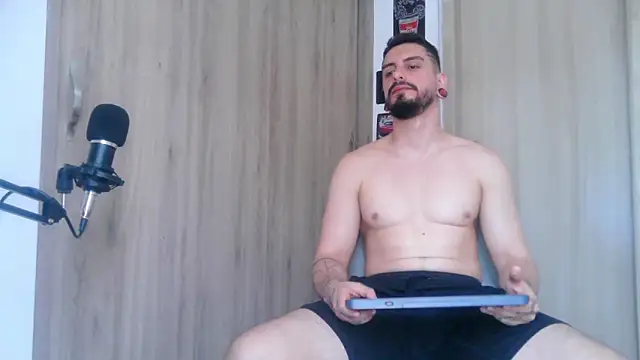 Snapshot of Aaron_kwok28 chatting on October 30, 9:26 pm Aaron kwok28 online show from October 30, 9:26 pm