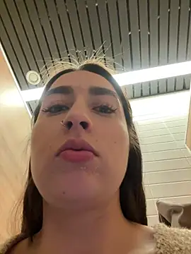 Snapshot of Holly_Play chatting on December 30, 12:31 pm Holly Play online show from December 30, 12:31 pm
