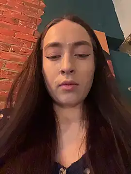 Holly Play online show from May 9, 9:03 am