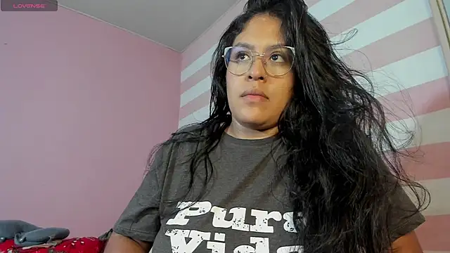 Snapshot of Loveequinn chatting on December 9, 8:11 am Loveequinn online show from December 9, 8:11 am