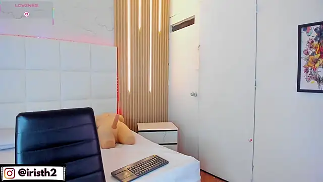 Iris Thompson  online show from November 11, 3:50 am