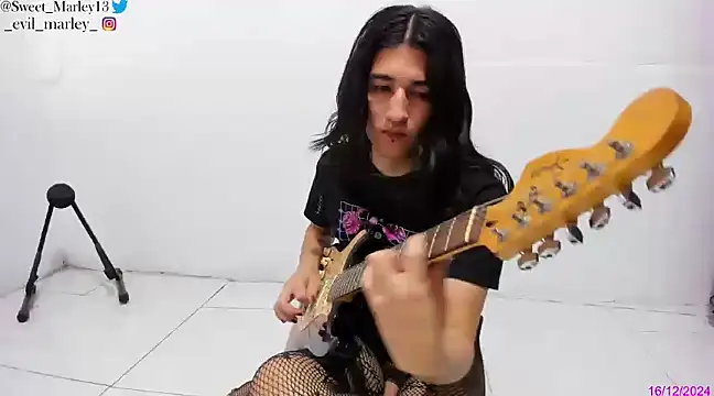 Evil Queen13 online show from December 16, 1:22 pm