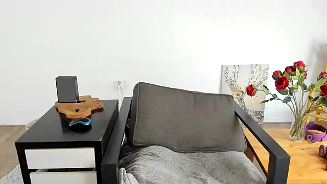 MendiPetite online show from October 19, 8:48 am