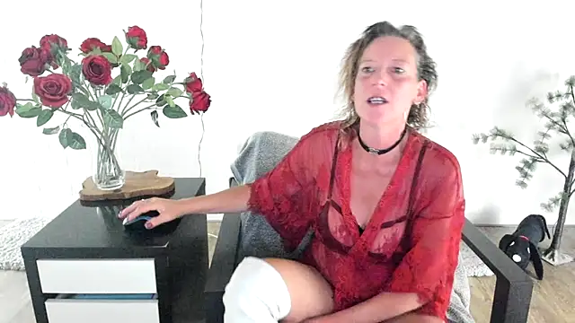 MendiPetite online show from May 10, 7:52 pm