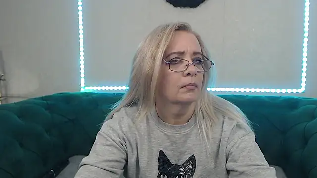 Snapshot of IvanaCharm chatting on February 6, 4:28 am IvanaCharm online show from February 6, 4:28 am