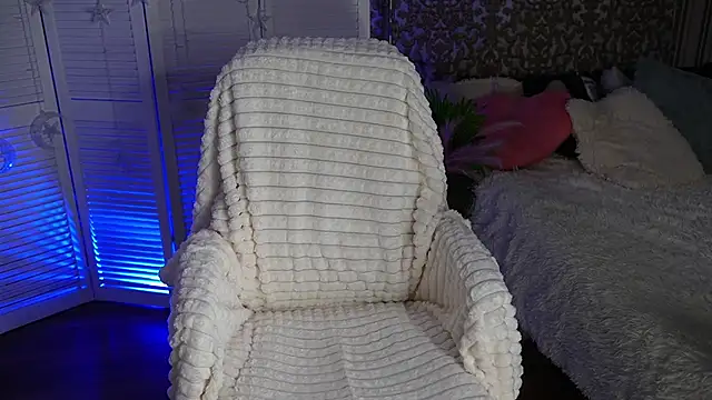 Miss Elia online show from December 3, 4:28 pm