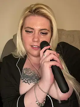 Snapshot of Blondiee3088 chatting on March 7, 12:34 pm Blondiee3088 online show from March 7, 12:34 pm