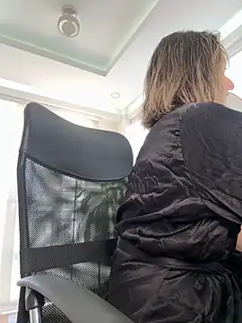 nicollefiorett online show from December 2, 8:26 pm