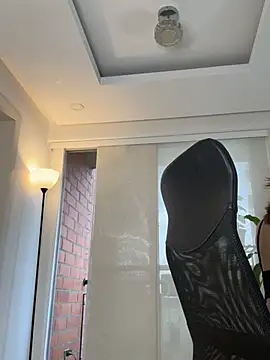 nicollefiorett online show from March 25, 10:16 pm