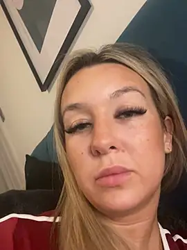 Busty-Bambi online show from March 14, 11:32 pm