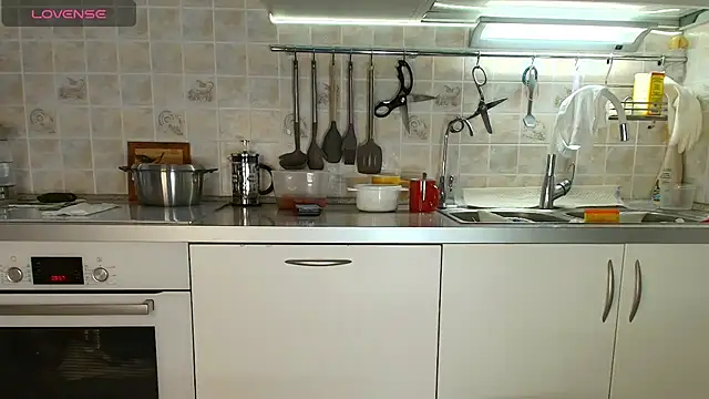 Snapshot of MilfeaN chatting on September 18, 6:59 am MilfeaN online show from September 18, 6:59 am