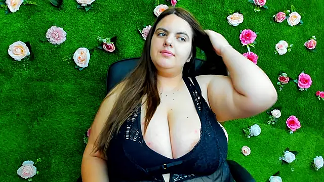 Huge Titties  online show from January 9, 5:13 am