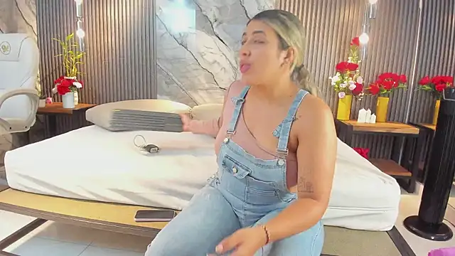 Snapshot of julietha_taylor chatting on February 25, 2:32 am julietha taylor online show from February 25, 2:32 am