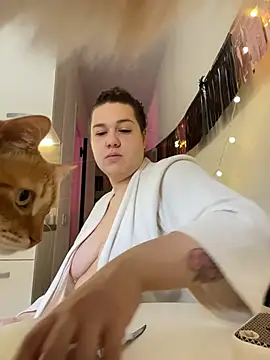 Snapshot of SuzieMurray chatting on October 10, 10:58 am SuzieMurray online show from October 10, 10:58 am