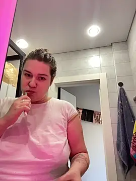 Snapshot of SuzieMurray chatting on October 18, 10:38 am SuzieMurray online show from October 18, 10:38 am