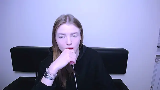 Snapshot of MissOliviaa_ chatting on February 18, 8:38 am MissOliviaa  online show from February 18, 8:38 am