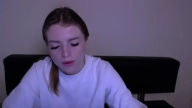 Snapshot of MissOliviaa_ chatting on March 5, 9:05 am MissOliviaa  online show from March 5, 9:05 am